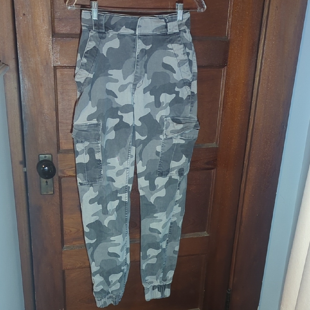 Hollister Women's Gray Camouflage Cargo Pants